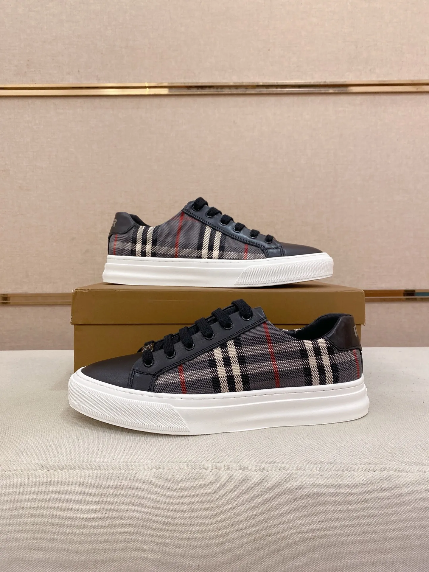 Men's shoes 💰: 400💰🇮🇹🇮🇹 Burberry top purchasing agent 🔍🔍Synchronized sale Positive code number: 38-44 Italian imported first-layer cowhide with fabric. Fully imported sheepskin lining, sole: the original sole is specially provided by the original factory, the exclusive movable molded sole is super comfortable, the original factory follows the order, 🔍🔍high quality, you can come in and out at will, welcome to compare